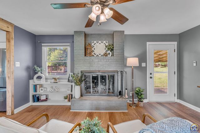 550 NW 58th St, Topeka, KS 66617