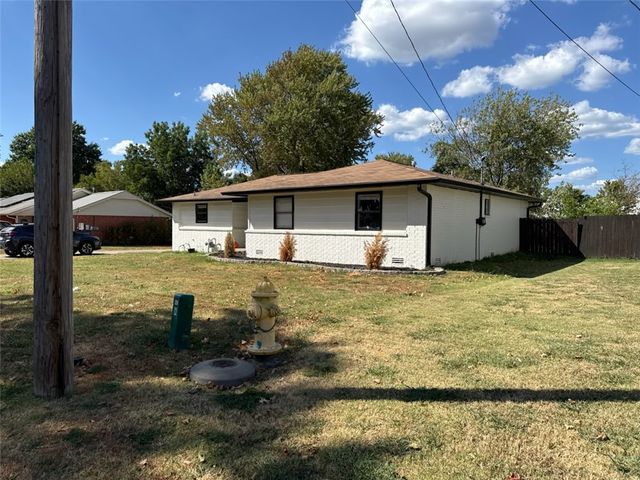 404 SW 20 Th, Bentonville, AR 72712