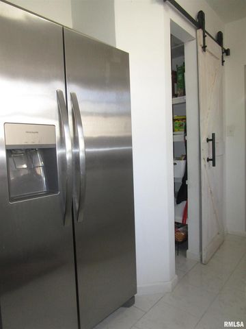 302 2ND Street, Carmi, IL 62821