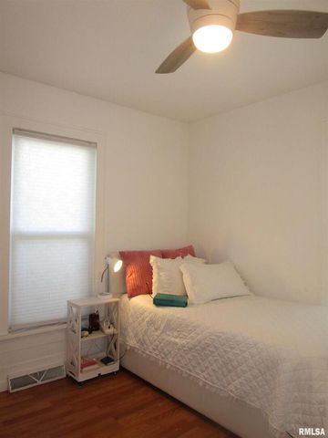 302 2ND Street, Carmi, IL 62821