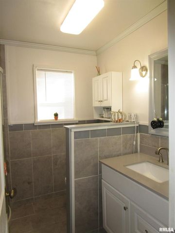 302 2ND Street, Carmi, IL 62821