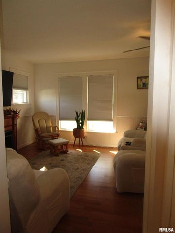 302 2ND Street, Carmi, IL 62821