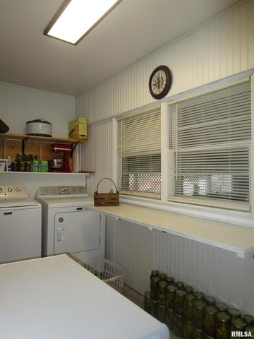 302 2ND Street, Carmi, IL 62821