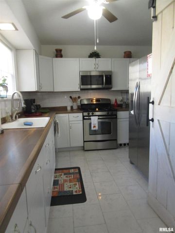 302 2ND Street, Carmi, IL 62821