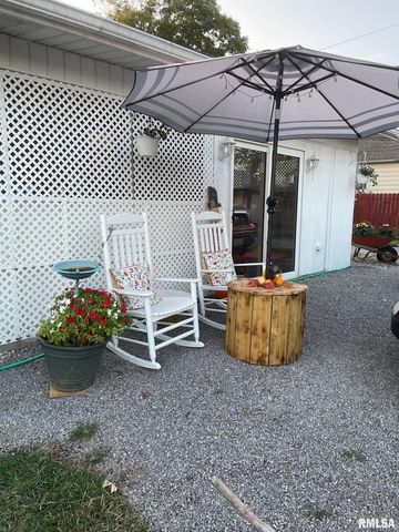 302 2ND Street, Carmi, IL 62821