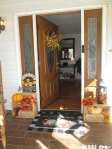 302 2ND Street, Carmi, IL 62821