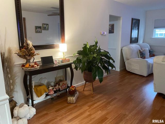 302 2ND Street, Carmi, IL 62821