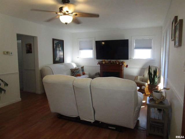 302 2ND Street, Carmi, IL 62821