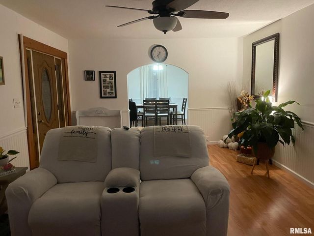 302 2ND Street, Carmi, IL 62821