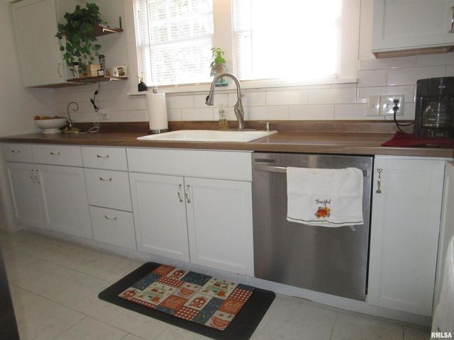 302 2ND Street, Carmi, IL 62821