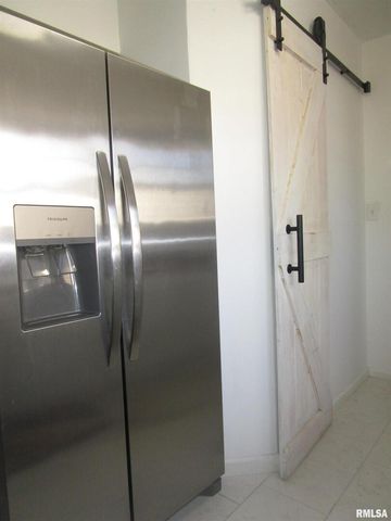 302 2ND Street, Carmi, IL 62821