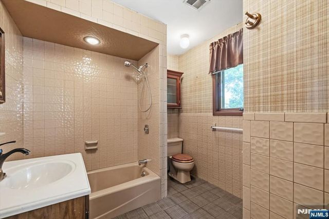 35 Lindley Avenue, Tenafly, NJ 07670