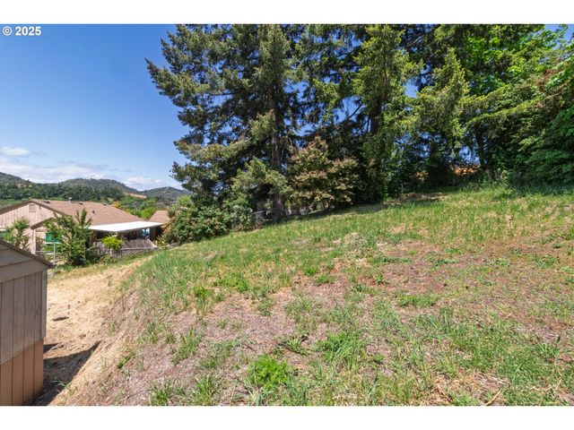 1619 Nw MULHOLLAND Dr, Roseburg, OR 97470