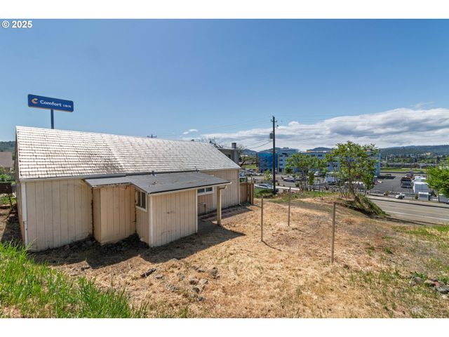 1619 Nw MULHOLLAND Dr, Roseburg, OR 97470