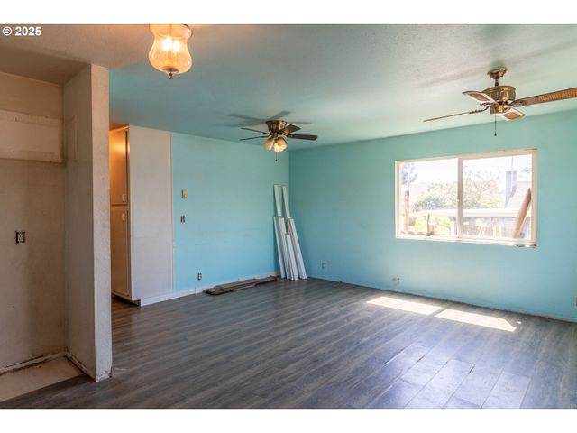1619 Nw MULHOLLAND Dr, Roseburg, OR 97470