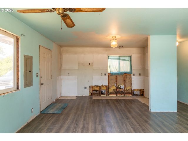 1619 Nw MULHOLLAND Dr, Roseburg, OR 97470