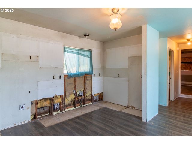 1619 Nw MULHOLLAND Dr, Roseburg, OR 97470