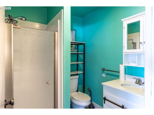 1619 Nw MULHOLLAND Dr, Roseburg, OR 97470