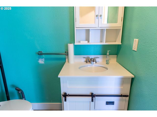 1619 Nw MULHOLLAND Dr, Roseburg, OR 97470