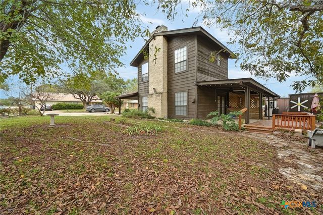 102 Rivercrest Drive, Luling, TX 78648