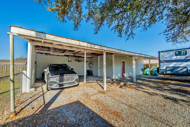 118 St Ann St, Raceland, LA 70394