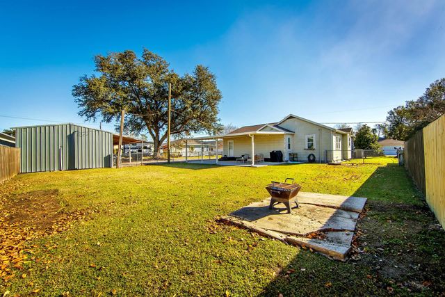 118 St Ann St, Raceland, LA 70394