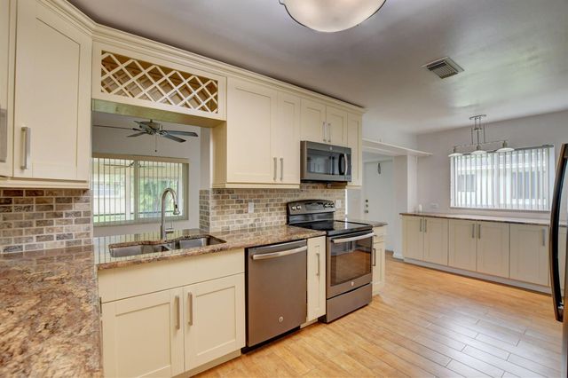 6347 Country Wood Way, Delray Beach, FL 33484