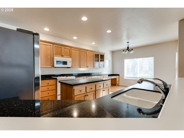 4699 SYMPHONY Dr, Eugene, OR 97404