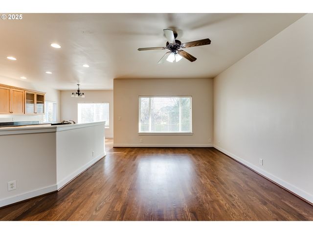 4699 SYMPHONY Dr, Eugene, OR 97404