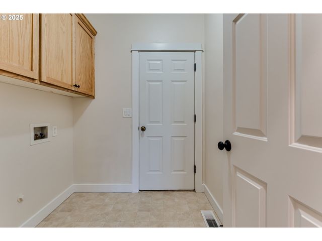 4699 SYMPHONY Dr, Eugene, OR 97404