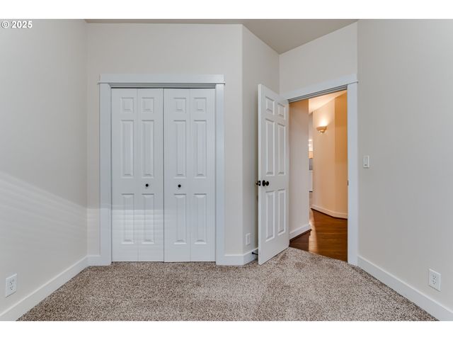 4699 SYMPHONY Dr, Eugene, OR 97404