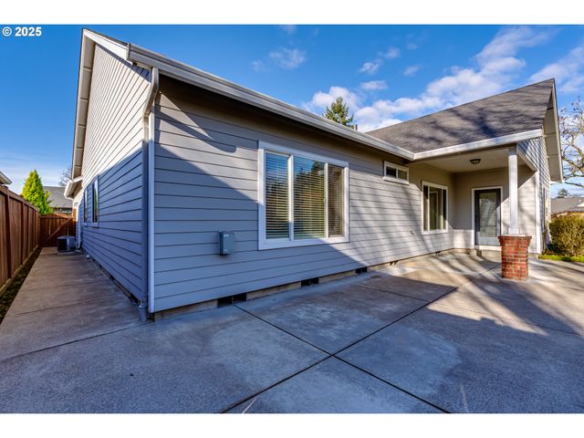 4699 SYMPHONY Dr, Eugene, OR 97404