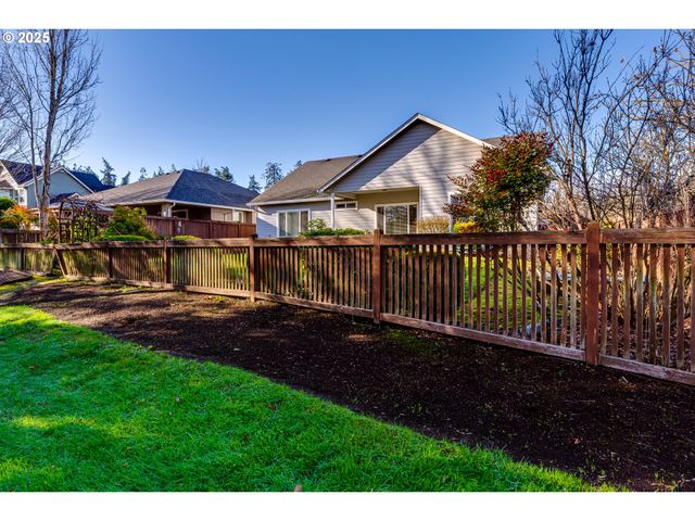 4699 SYMPHONY Dr, Eugene, OR 97404