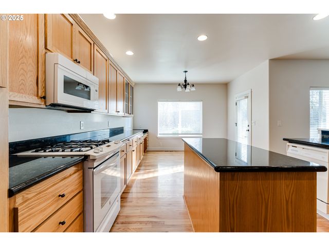 4699 SYMPHONY Dr, Eugene, OR 97404