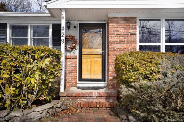 429 Mollie Boulevard, Holbrook, NY 11741