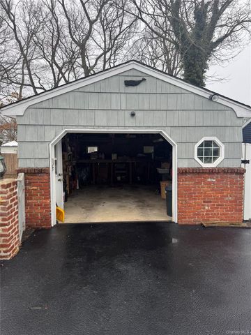 429 Mollie Boulevard, Holbrook, NY 11741