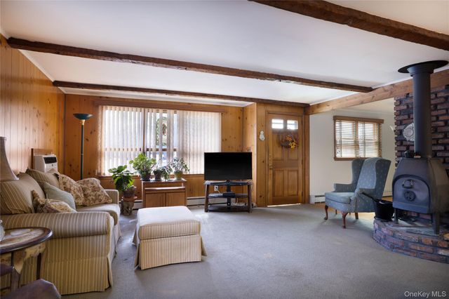 429 Mollie Boulevard, Holbrook, NY 11741