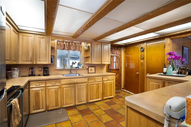 429 Mollie Boulevard, Holbrook, NY 11741