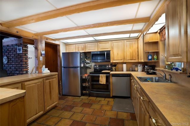 429 Mollie Boulevard, Holbrook, NY 11741