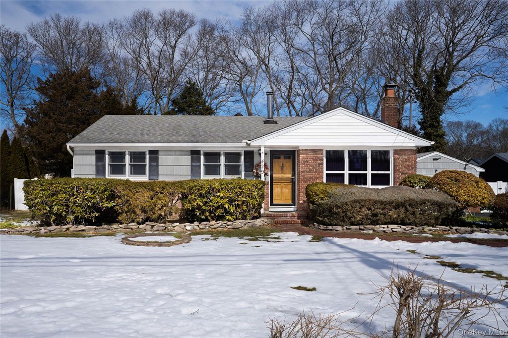 429 Mollie Boulevard, Holbrook, NY 11741