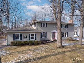 5711 Summerset Drive, Midland, MI 48640