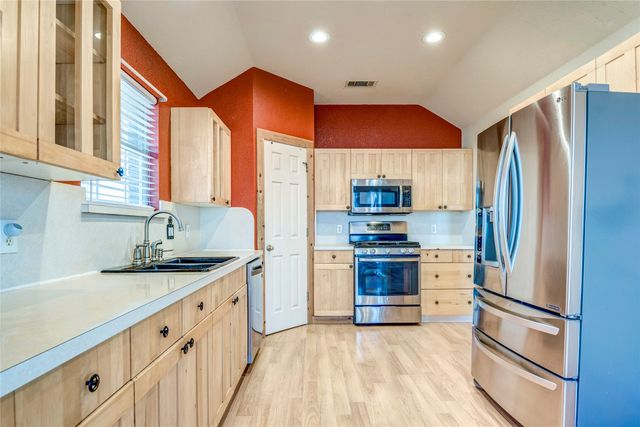 422 E Fm 6, Nevada, TX 75173