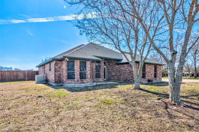 422 E Fm 6, Nevada, TX 75173