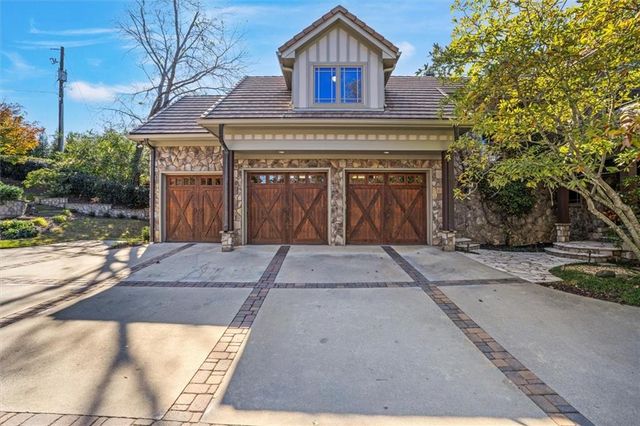 6316 Woodlake Drive, Buford, GA 30518