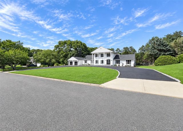 19 Victoria Lane, Manorville, NY 11949