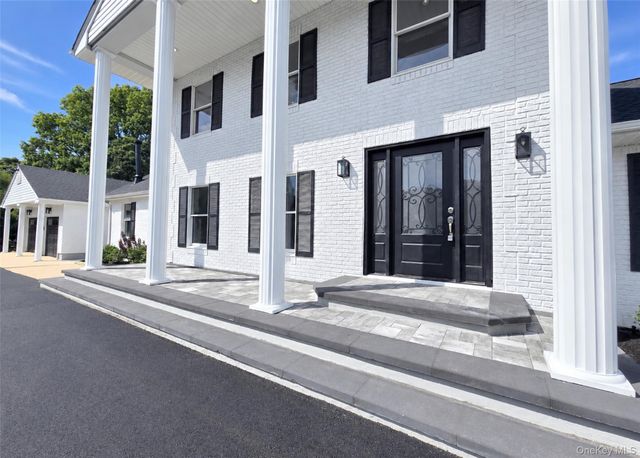19 Victoria Lane, Manorville, NY 11949