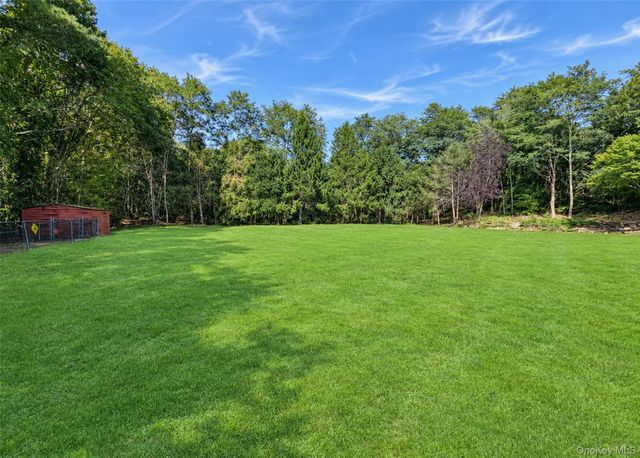19 Victoria Lane, Manorville, NY 11949