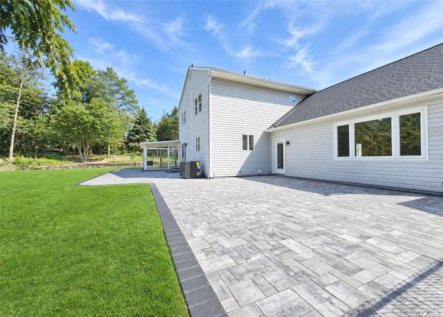 19 Victoria Lane, Manorville, NY 11949