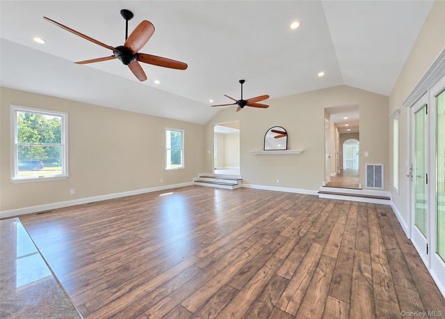 19 Victoria Lane, Manorville, NY 11949