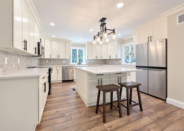19 Victoria Lane, Manorville, NY 11949